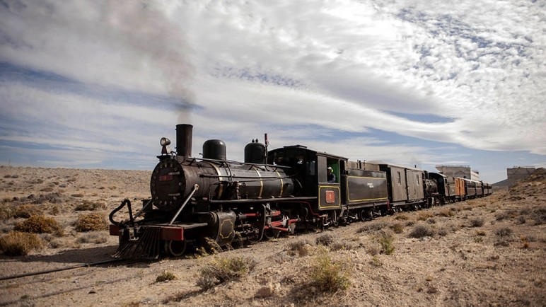 Luego de diez meses, La Trochita vuelve a surcar la estepa patagónica